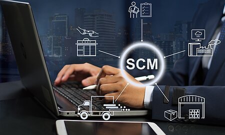 businessman analyze supply chain management ( SCM ) businessman analyse supply chain management ( SCM )